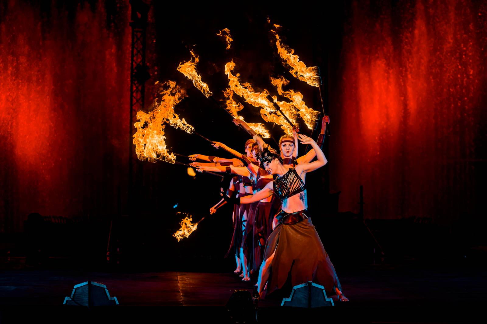 Fascinující spojení vody, světla, ohně a hudby. Show Magická fontána se loučí s Prahou