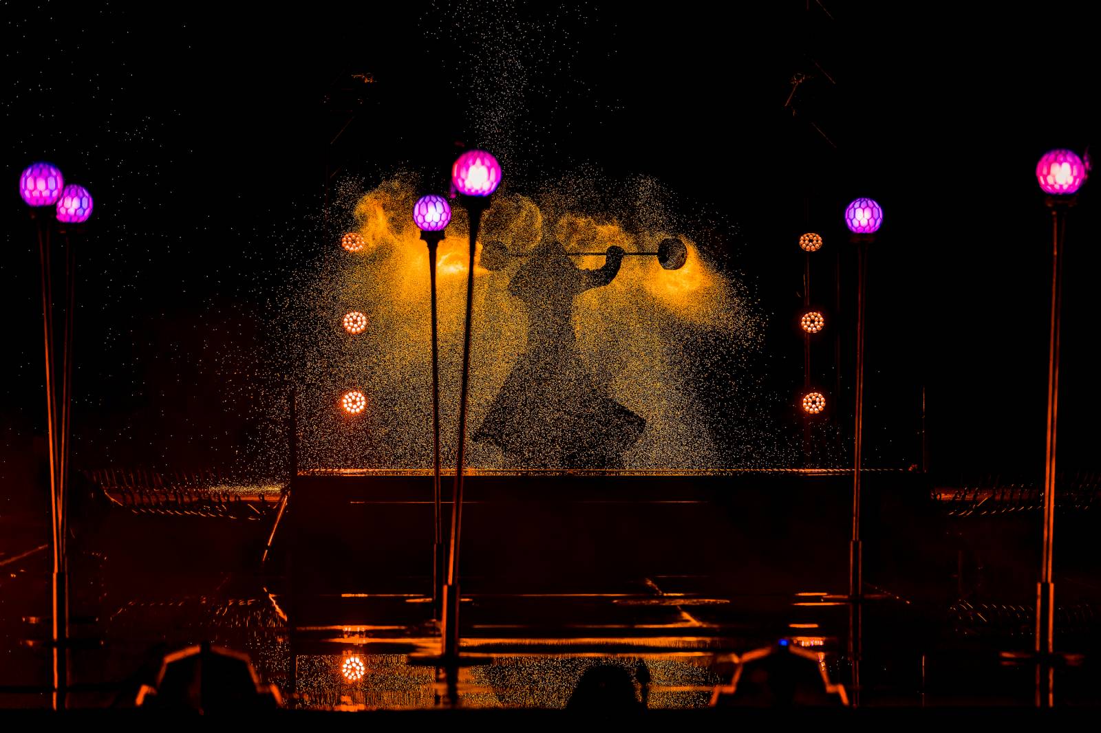 Fascinující spojení vody, světla, ohně a hudby. Show Magická fontána se loučí s Prahou