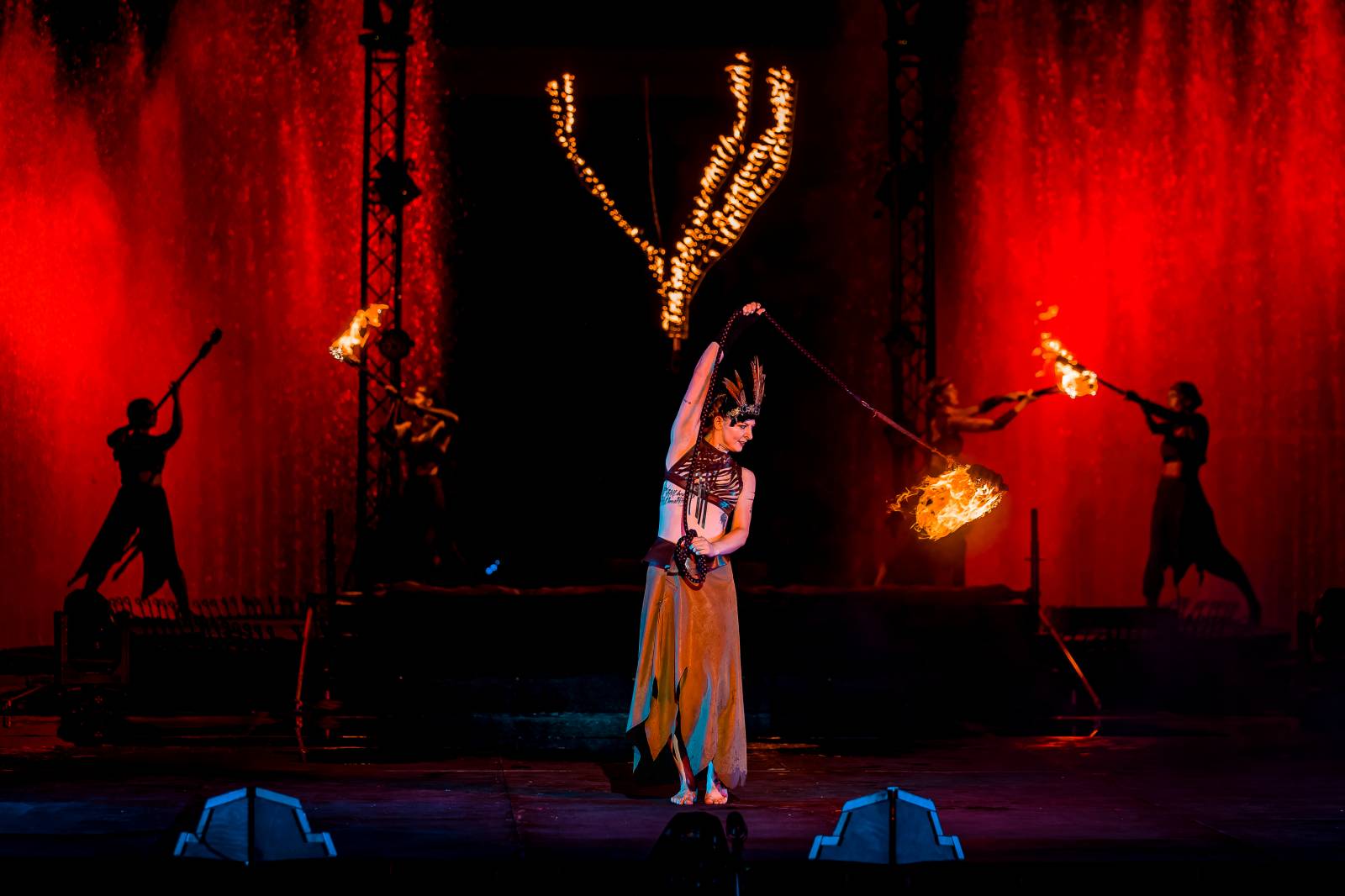 Fascinující spojení vody, světla, ohně a hudby. Show Magická fontána se loučí s Prahou