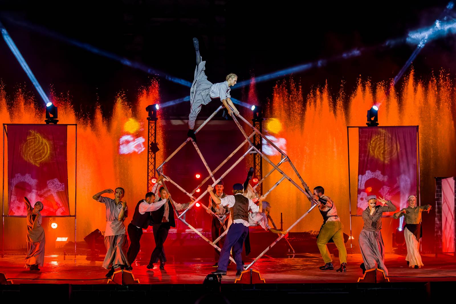 Fascinující spojení vody, světla, ohně a hudby. Show Magická fontána se loučí s Prahou