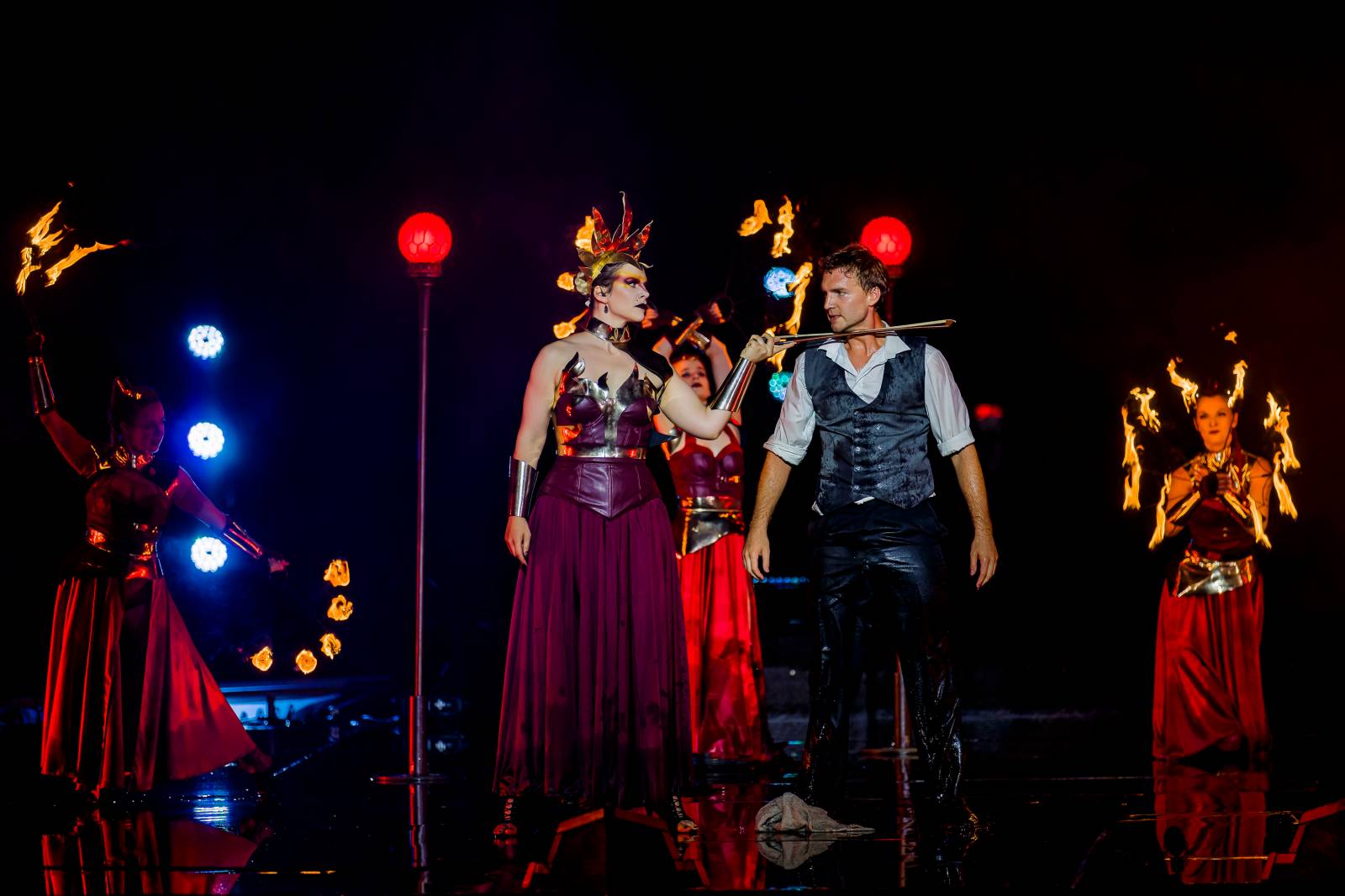 Fascinující spojení vody, světla, ohně a hudby. Show Magická fontána se loučí s Prahou