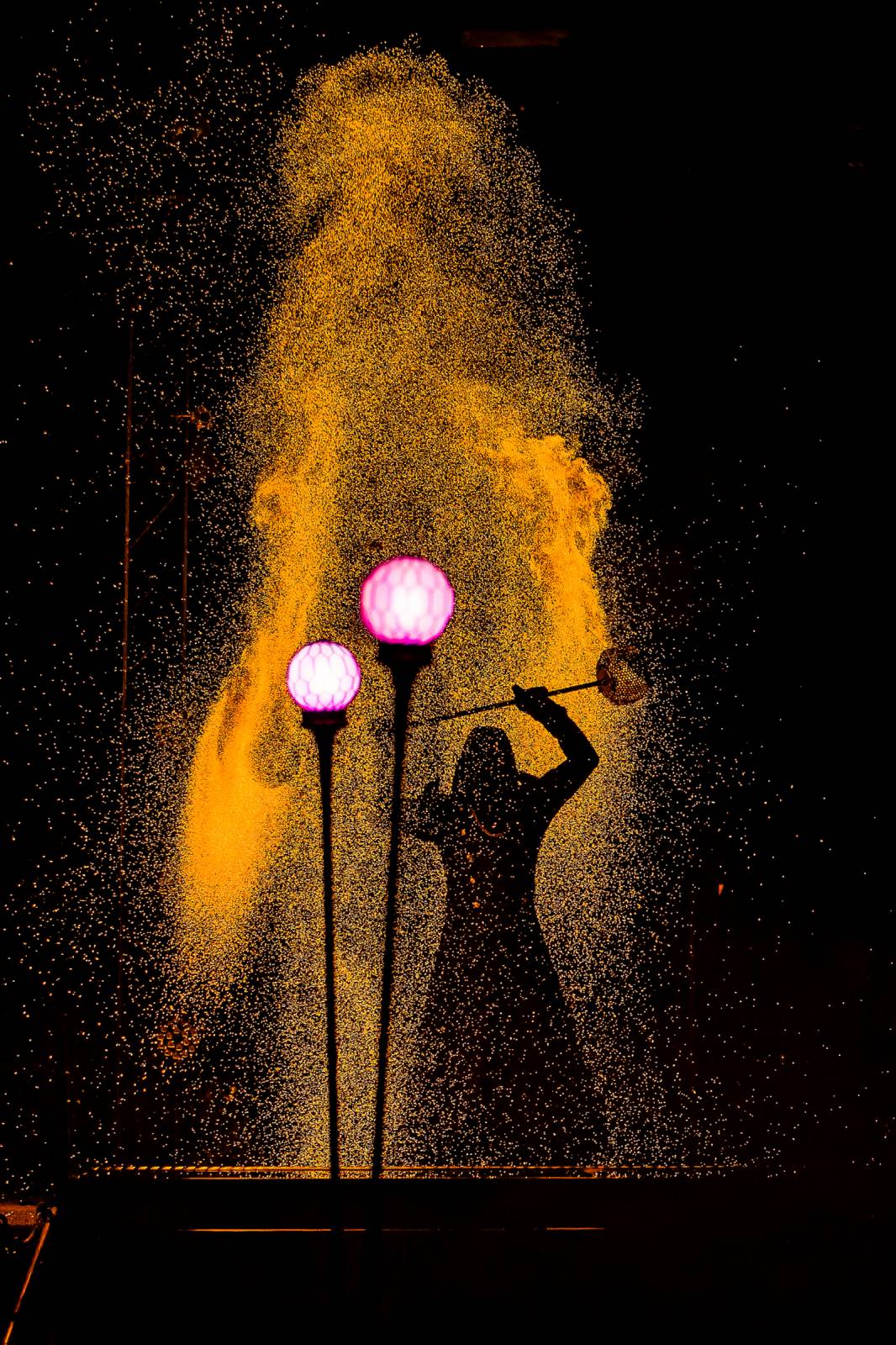 Fascinující spojení vody, světla, ohně a hudby. Show Magická fontána se loučí s Prahou