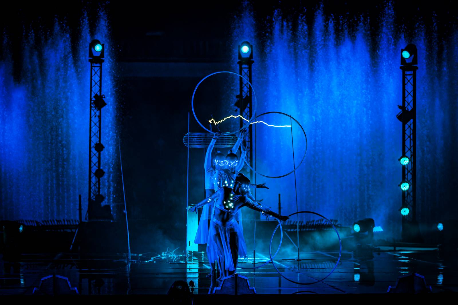 Fascinující spojení vody, světla, ohně a hudby. Show Magická fontána se loučí s Prahou