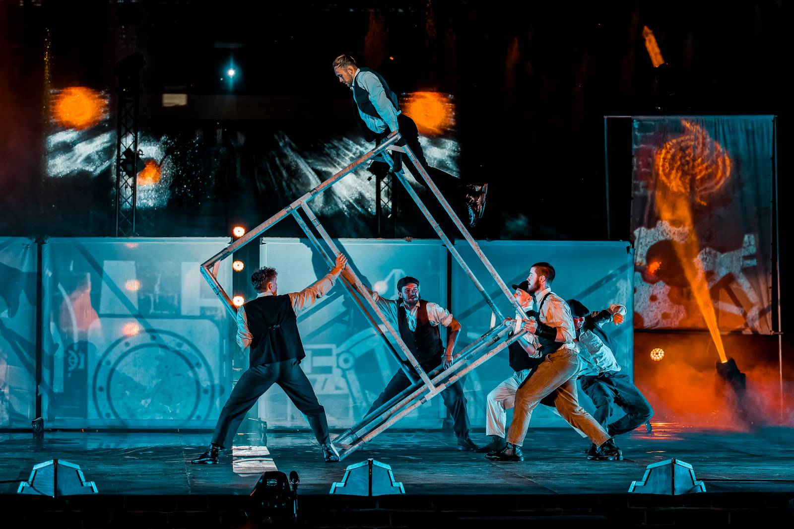 Fascinující spojení vody, světla, ohně a hudby. Show Magická fontána se loučí s Prahou