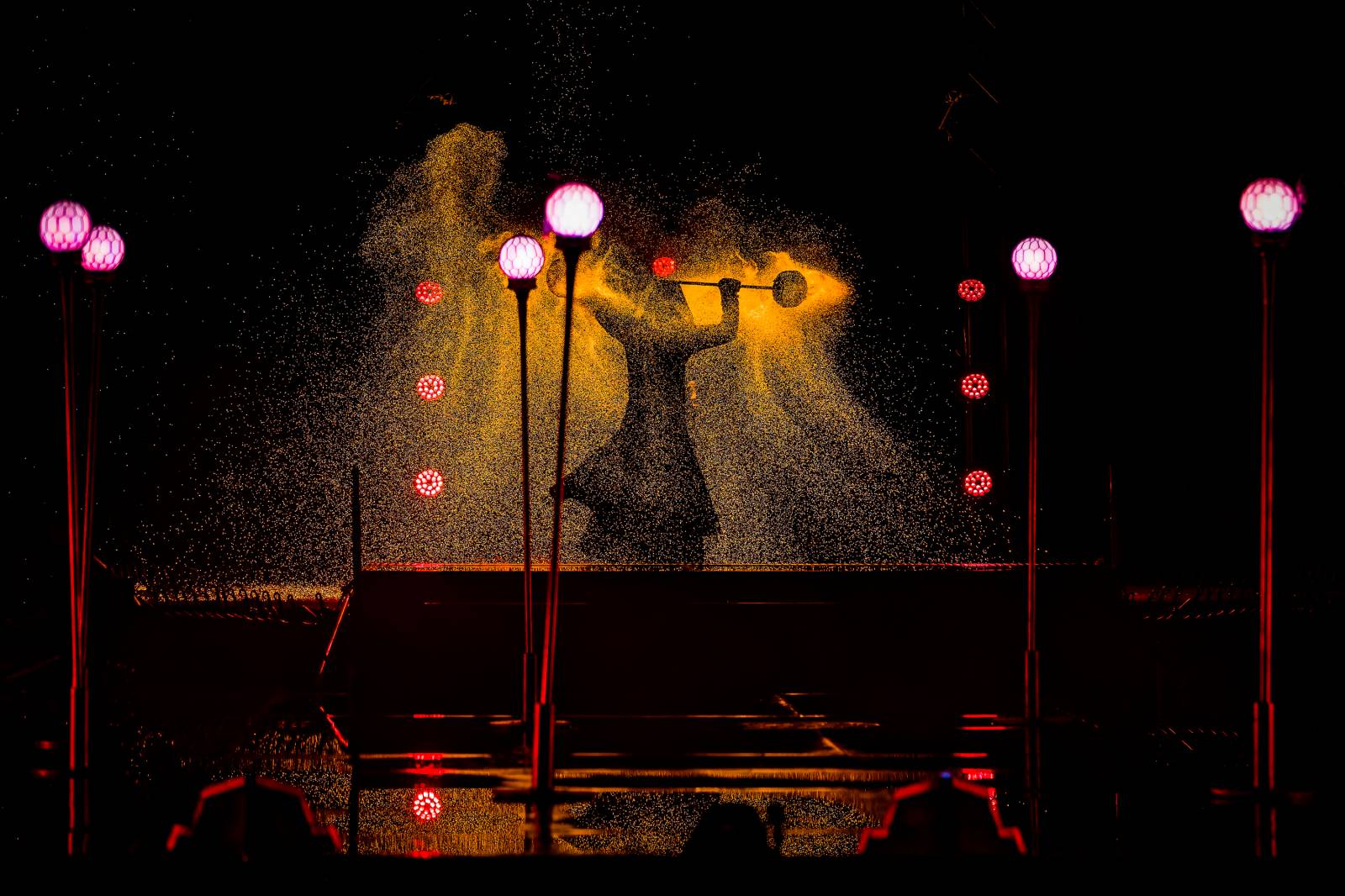 Fascinující spojení vody, světla, ohně a hudby. Show Magická fontána se loučí s Prahou