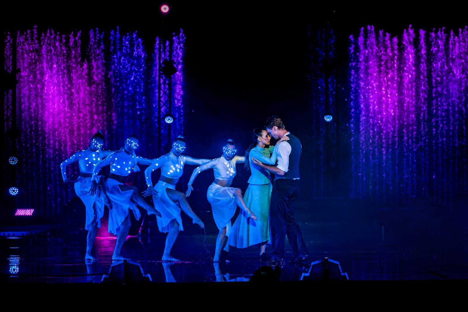 Fascinující spojení vody, světla, ohně a hudby. Show Magická fontána se loučí s Prahou