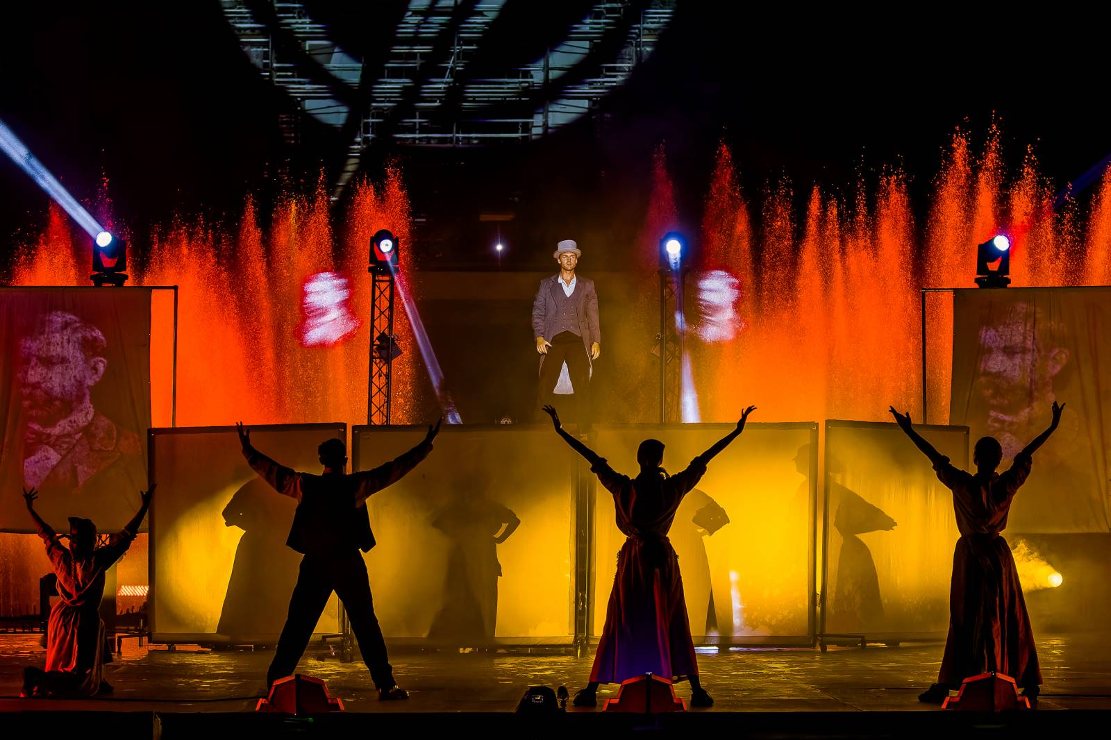 Fascinující spojení vody, světla, ohně a hudby. Show Magická fontána se loučí s Prahou