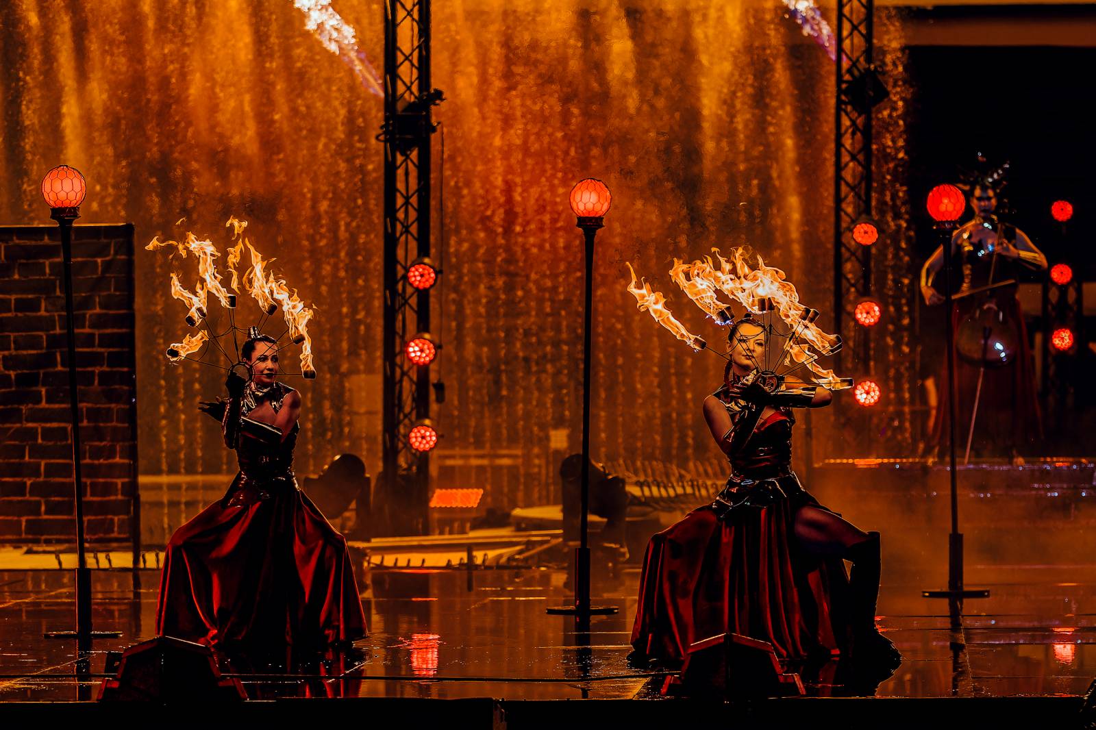 Fascinující spojení vody, světla, ohně a hudby. Show Magická fontána se loučí s Prahou