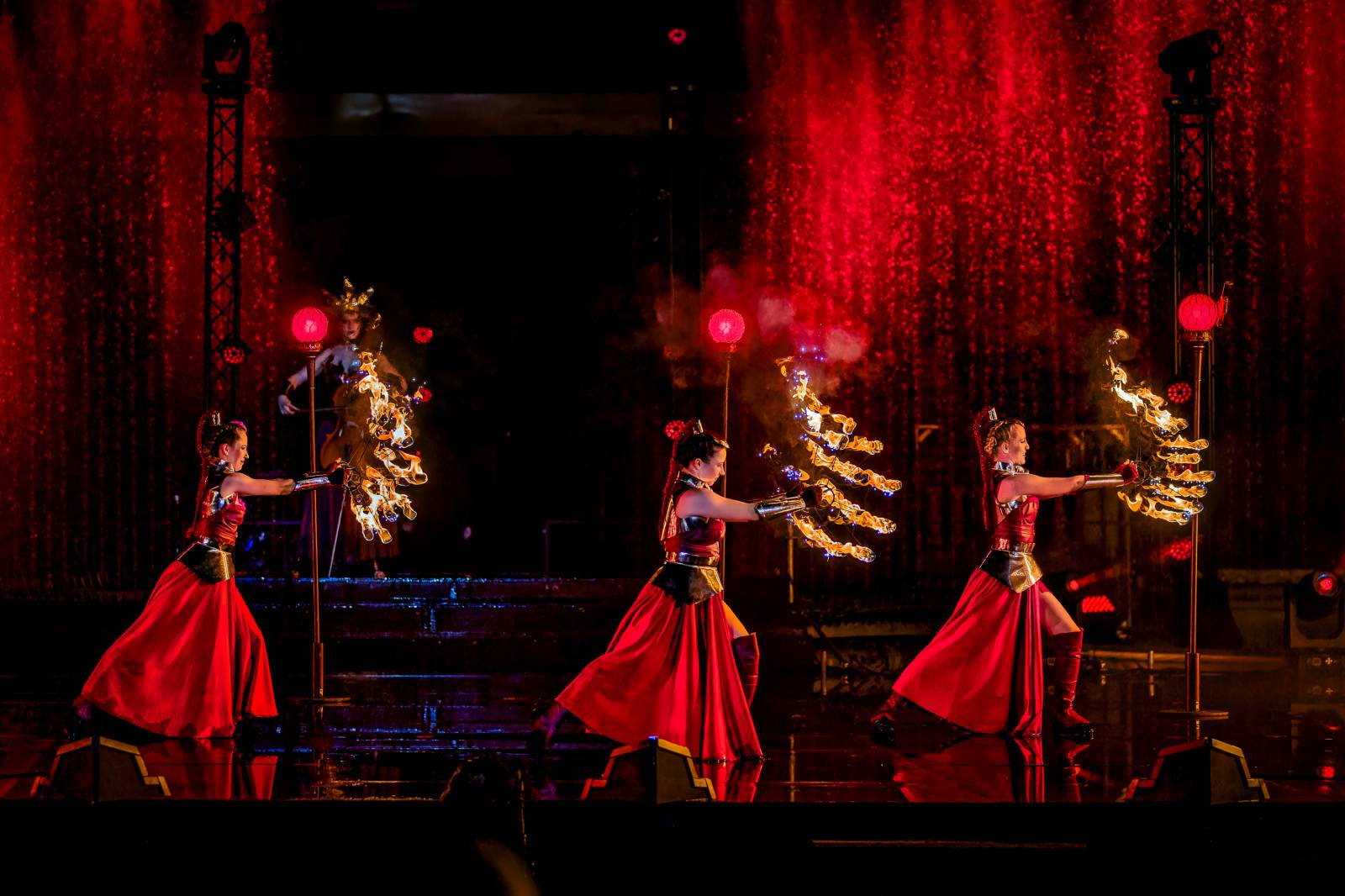 Fascinující spojení vody, světla, ohně a hudby. Show Magická fontána se loučí s Prahou