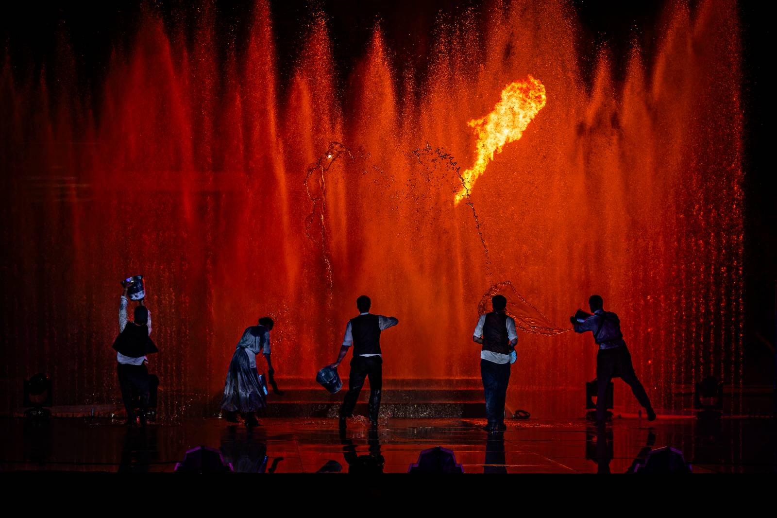 Fascinující spojení vody, světla, ohně a hudby. Show Magická fontána se loučí s Prahou