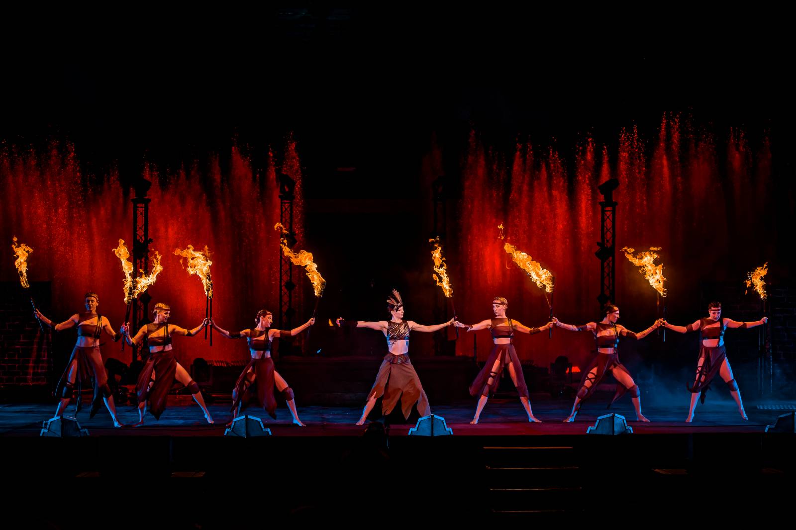 Fascinující spojení vody, světla, ohně a hudby. Show Magická fontána se loučí s Prahou