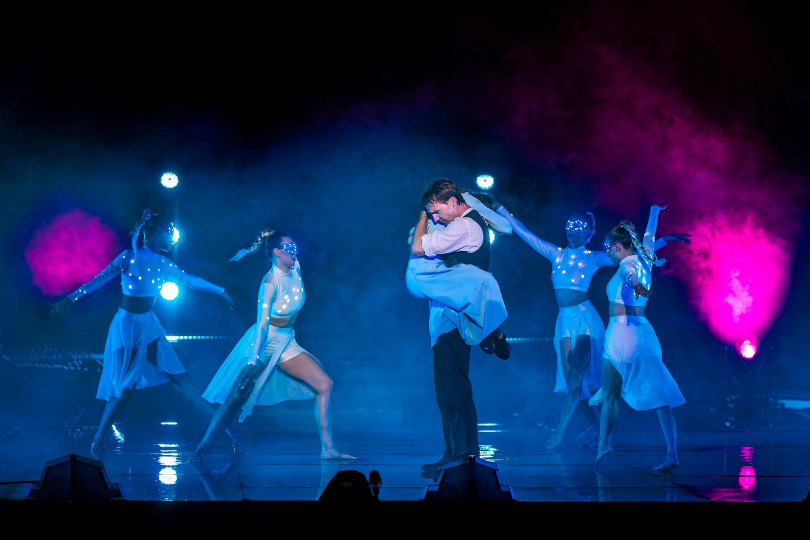 Fascinující spojení vody, světla, ohně a hudby. Show Magická fontána se loučí s Prahou