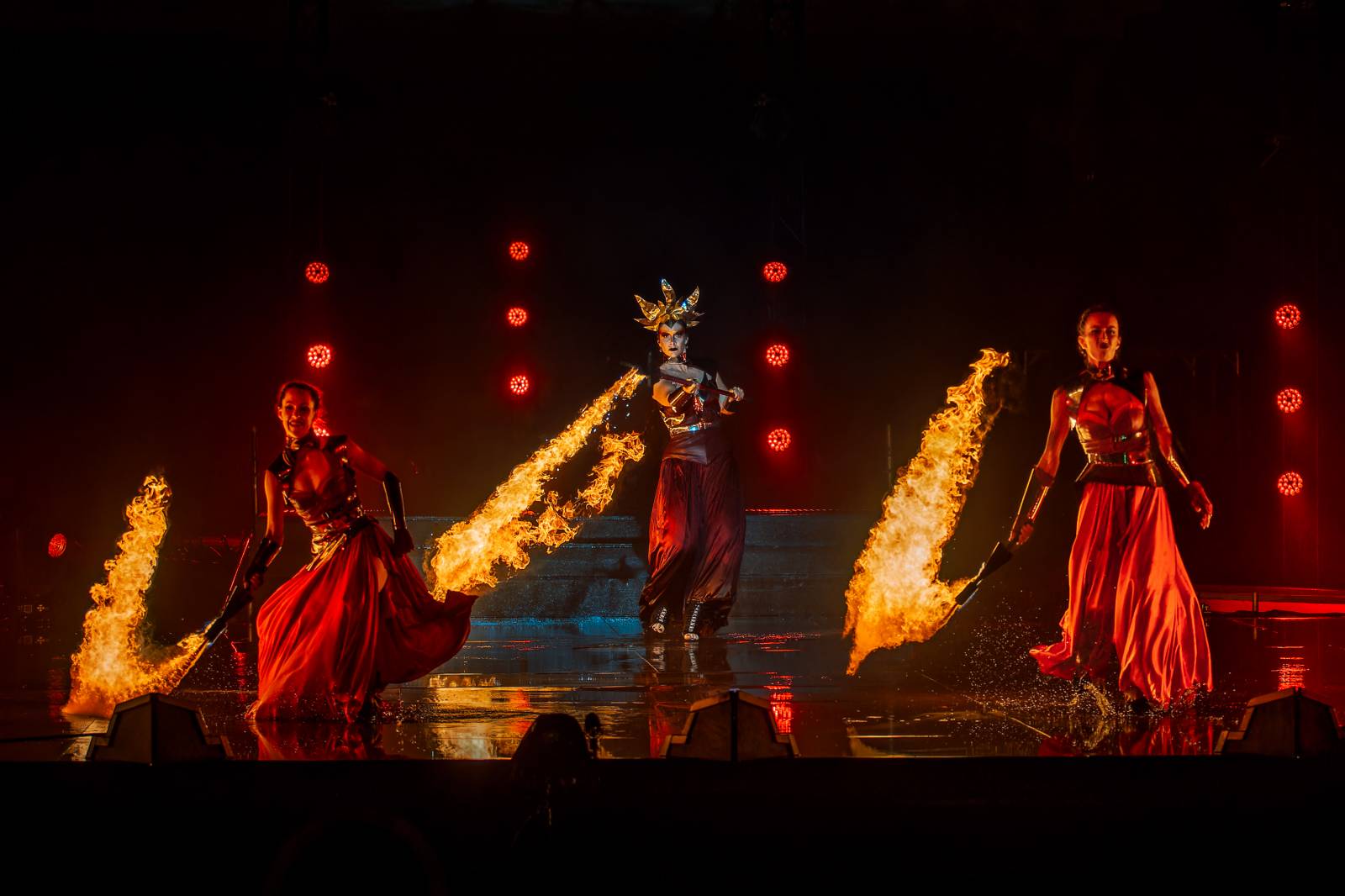 Fascinující spojení vody, světla, ohně a hudby. Show Magická fontána se loučí s Prahou