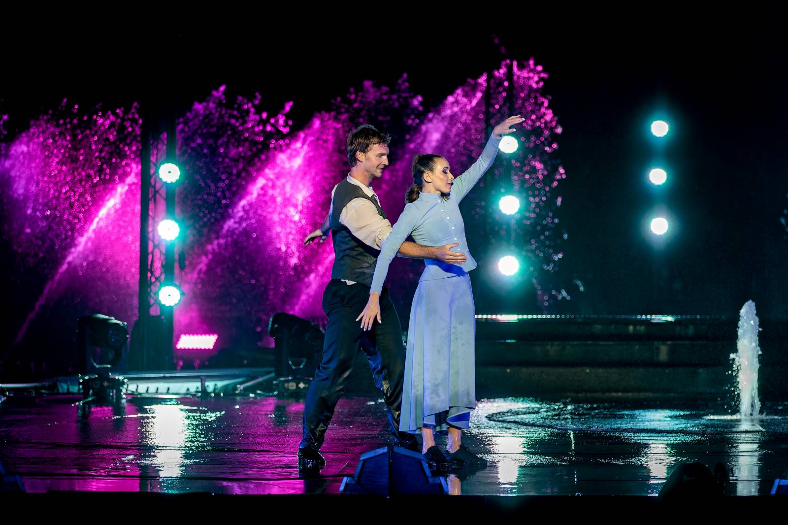 Fascinující spojení vody, světla, ohně a hudby. Show Magická fontána se loučí s Prahou