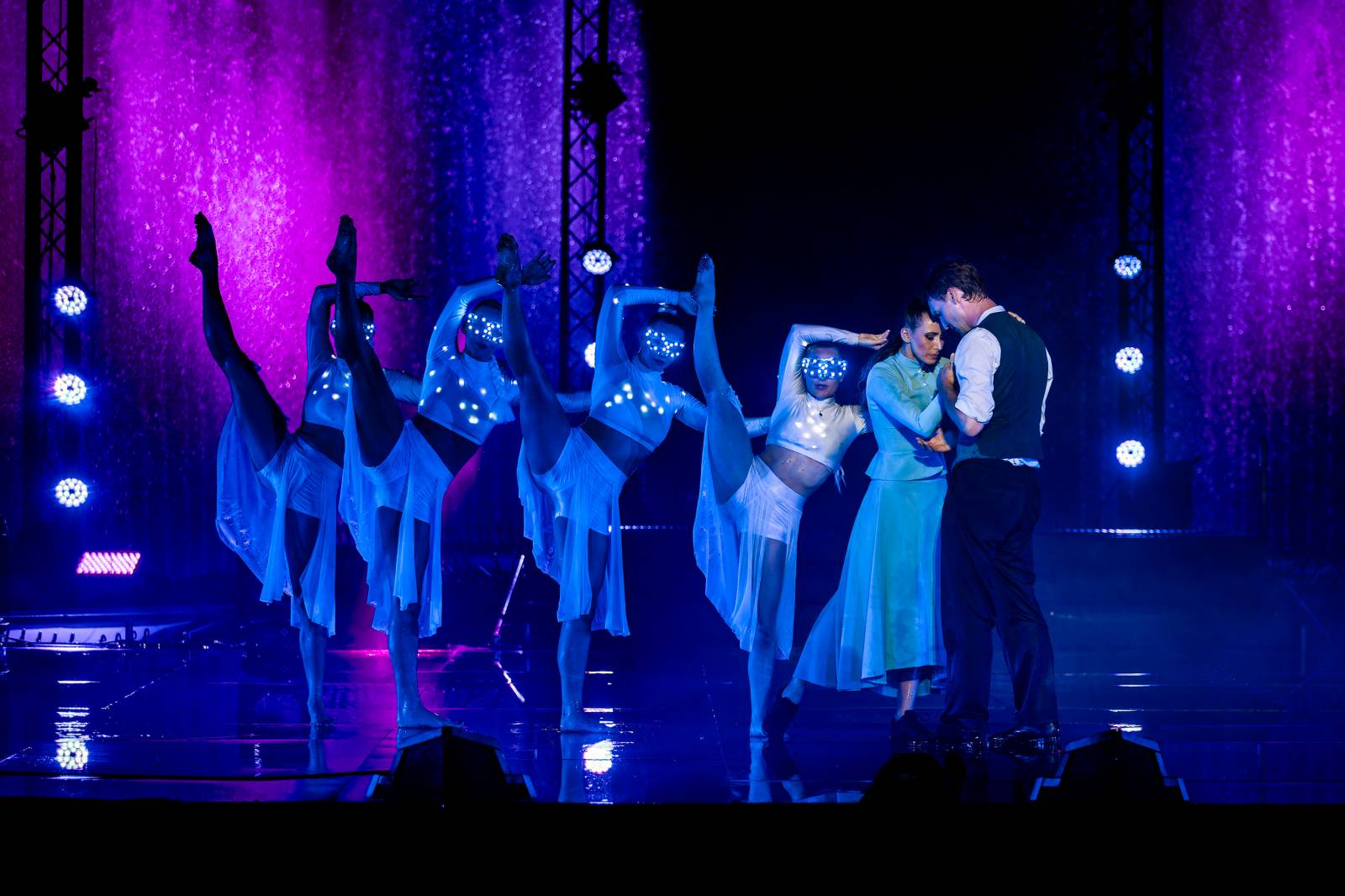 Fascinující spojení vody, světla, ohně a hudby. Show Magická fontána se loučí s Prahou