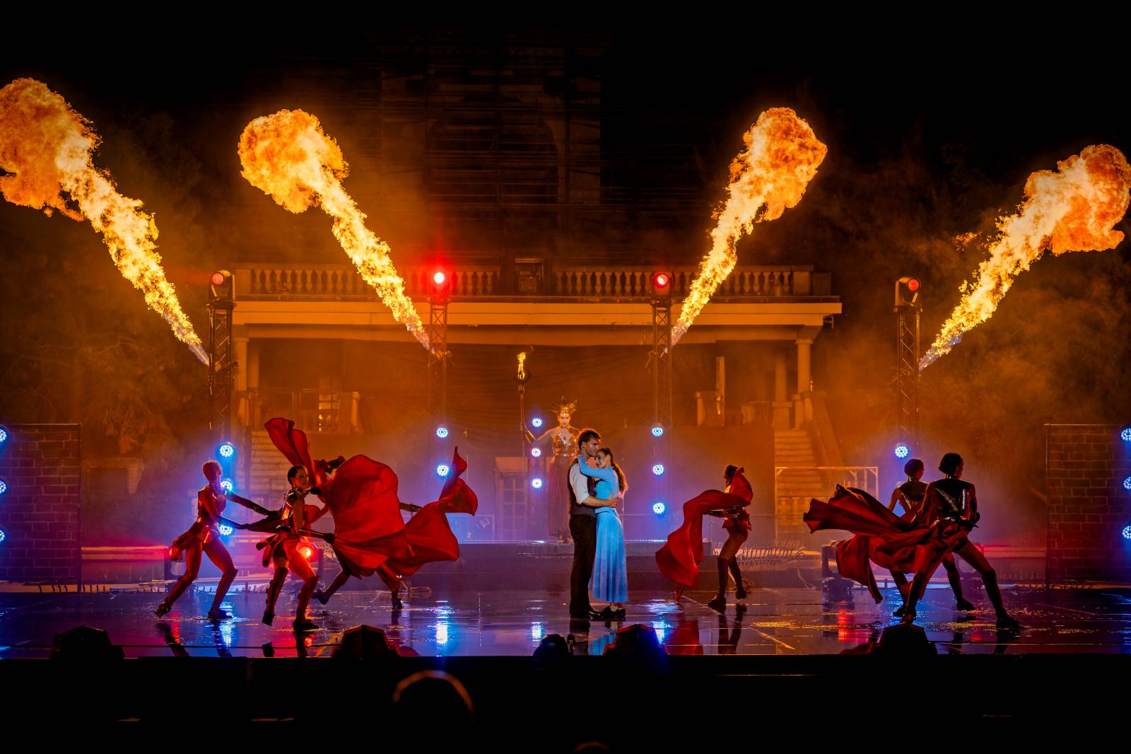 Fascinující spojení vody, světla, ohně a hudby. Show Magická fontána se loučí s Prahou