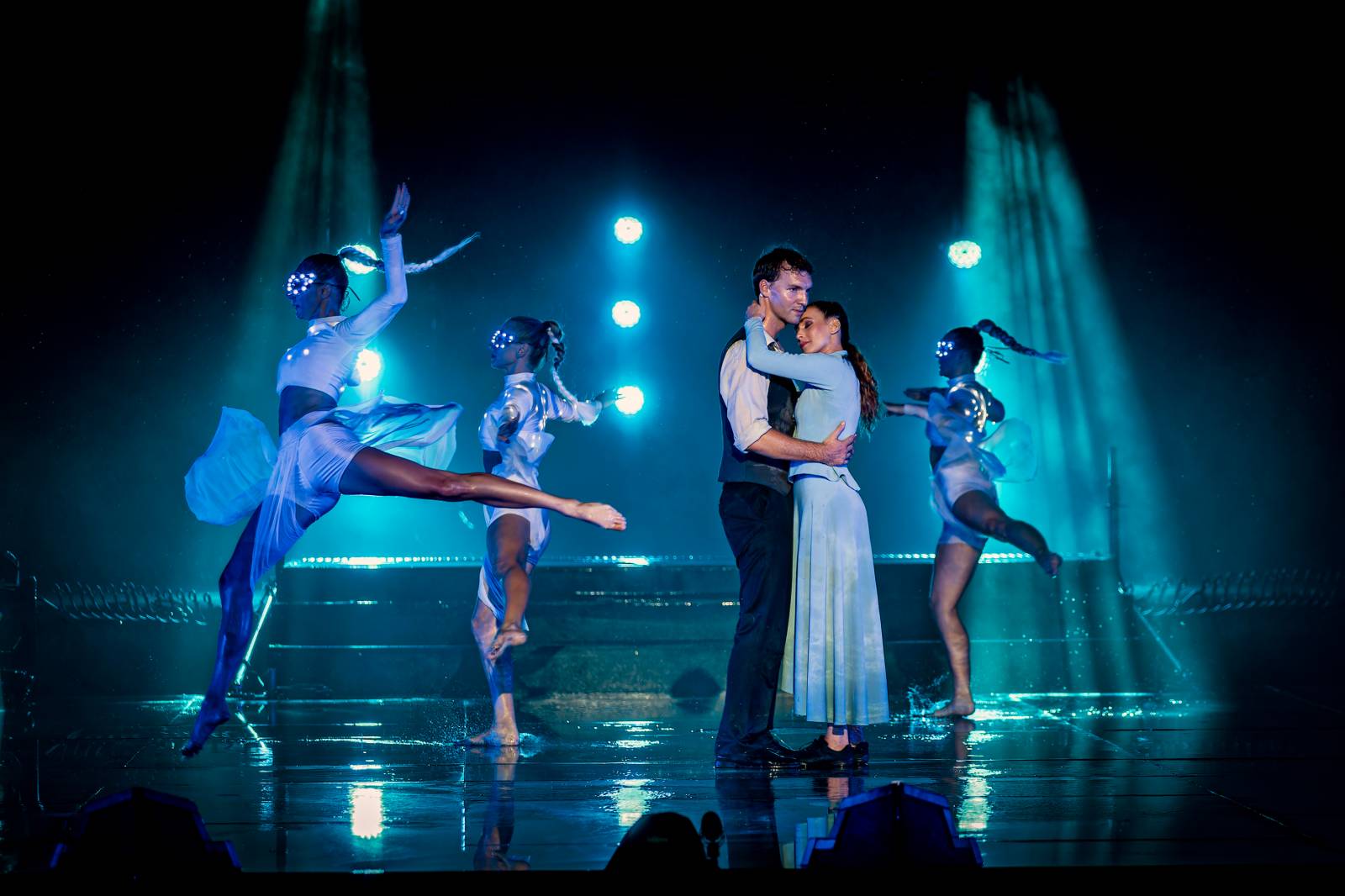 Fascinující spojení vody, světla, ohně a hudby. Show Magická fontána se loučí s Prahou