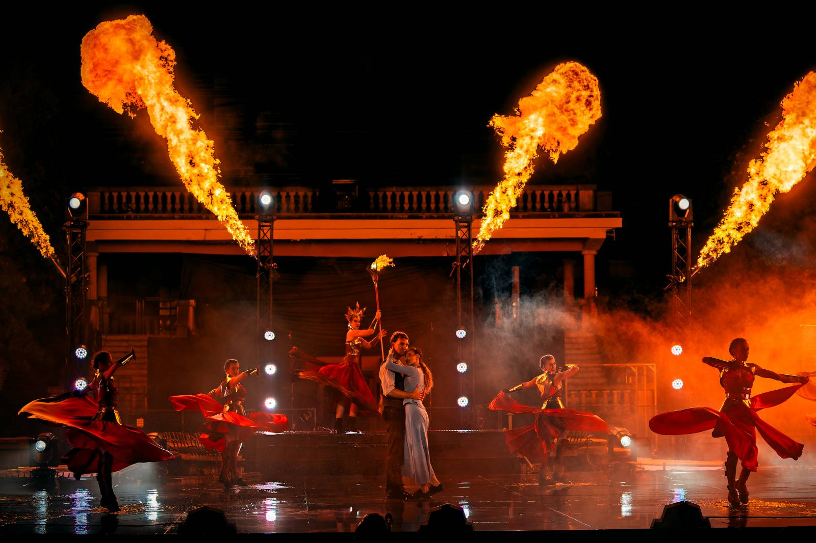 Fascinující spojení vody, světla, ohně a hudby. Show Magická fontána se loučí s Prahou