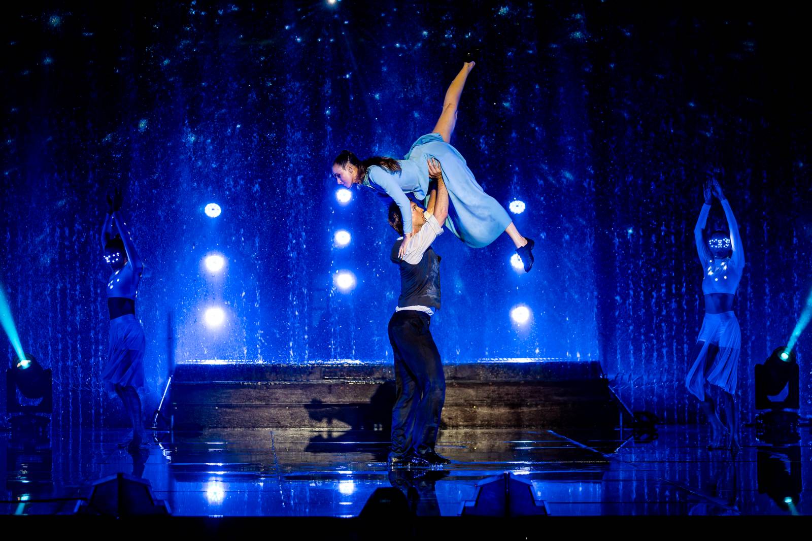 Fascinující spojení vody, světla, ohně a hudby. Show Magická fontána se loučí s Prahou