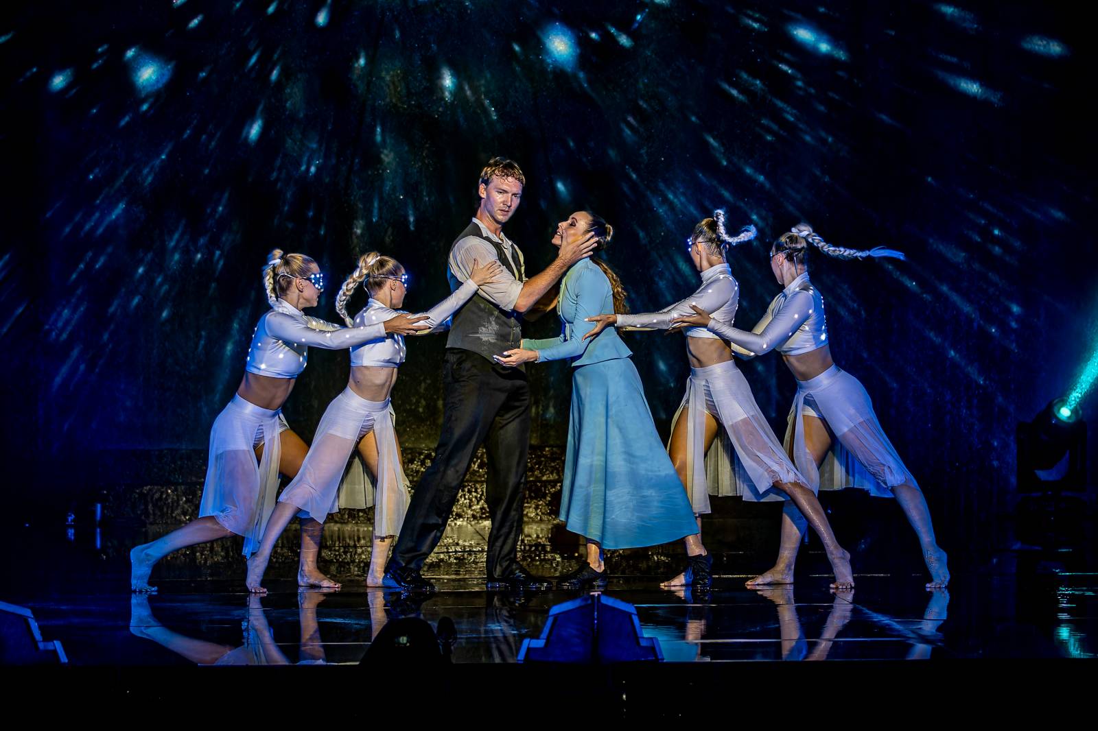 Fascinující spojení vody, světla, ohně a hudby. Show Magická fontána se loučí s Prahou