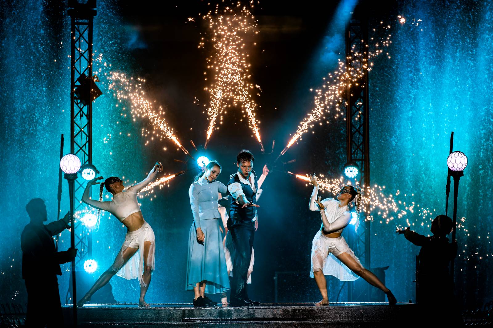 Fascinující spojení vody, světla, ohně a hudby. Show Magická fontána se loučí s Prahou