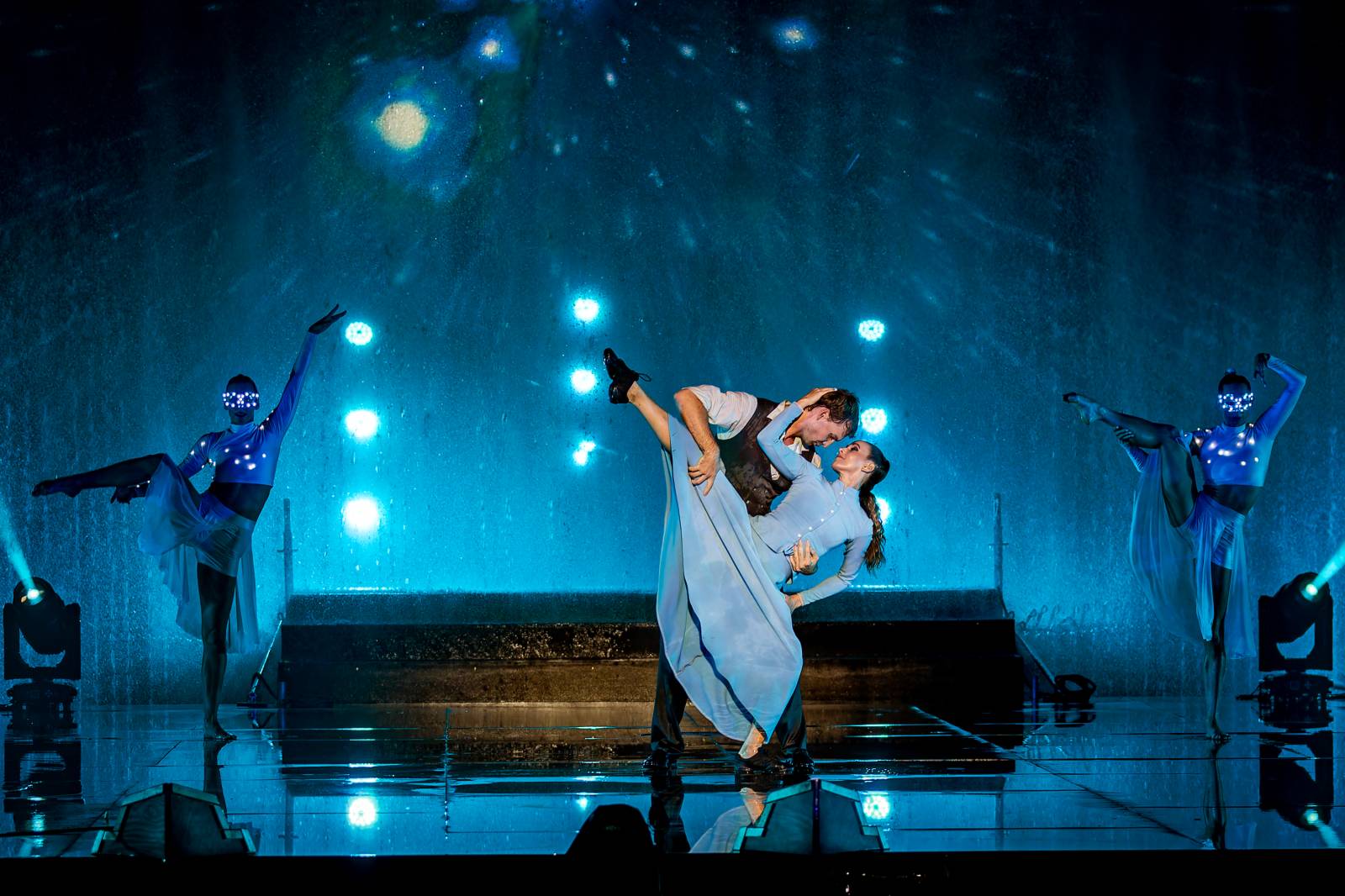 Fascinující spojení vody, světla, ohně a hudby. Show Magická fontána se loučí s Prahou