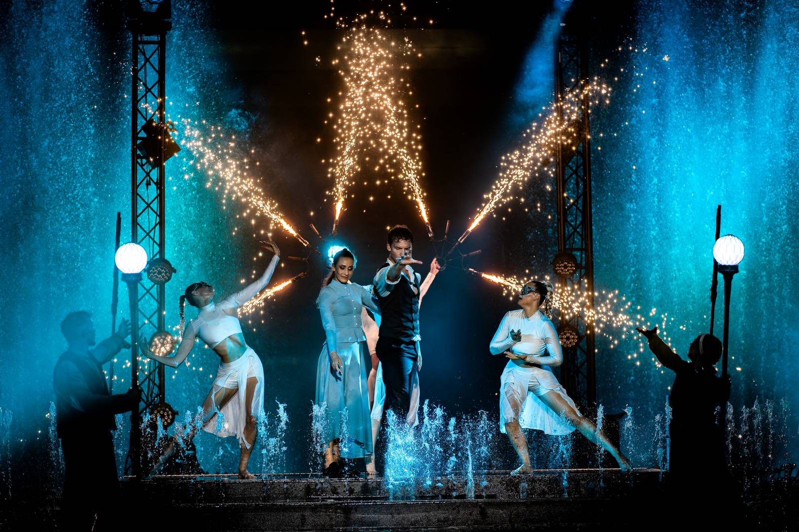 Fascinující spojení vody, světla, ohně a hudby. Show Magická fontána se loučí s Prahou