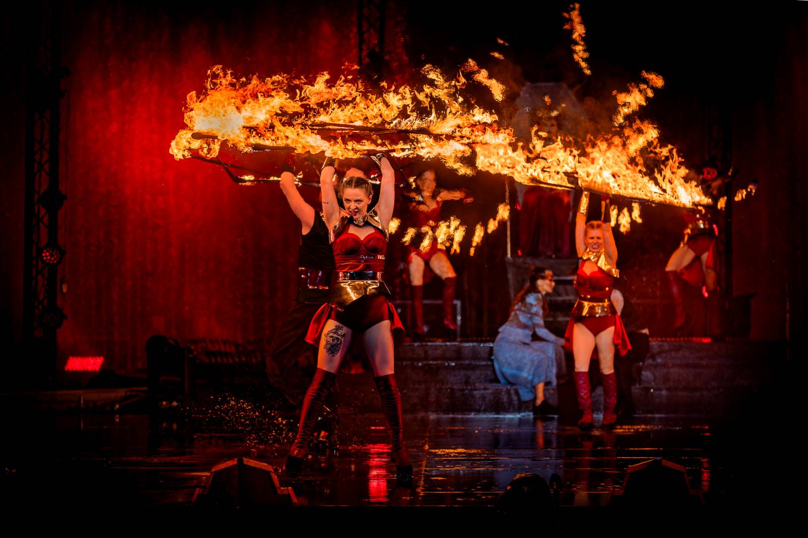 Fascinující spojení vody, světla, ohně a hudby. Show Magická fontána se loučí s Prahou