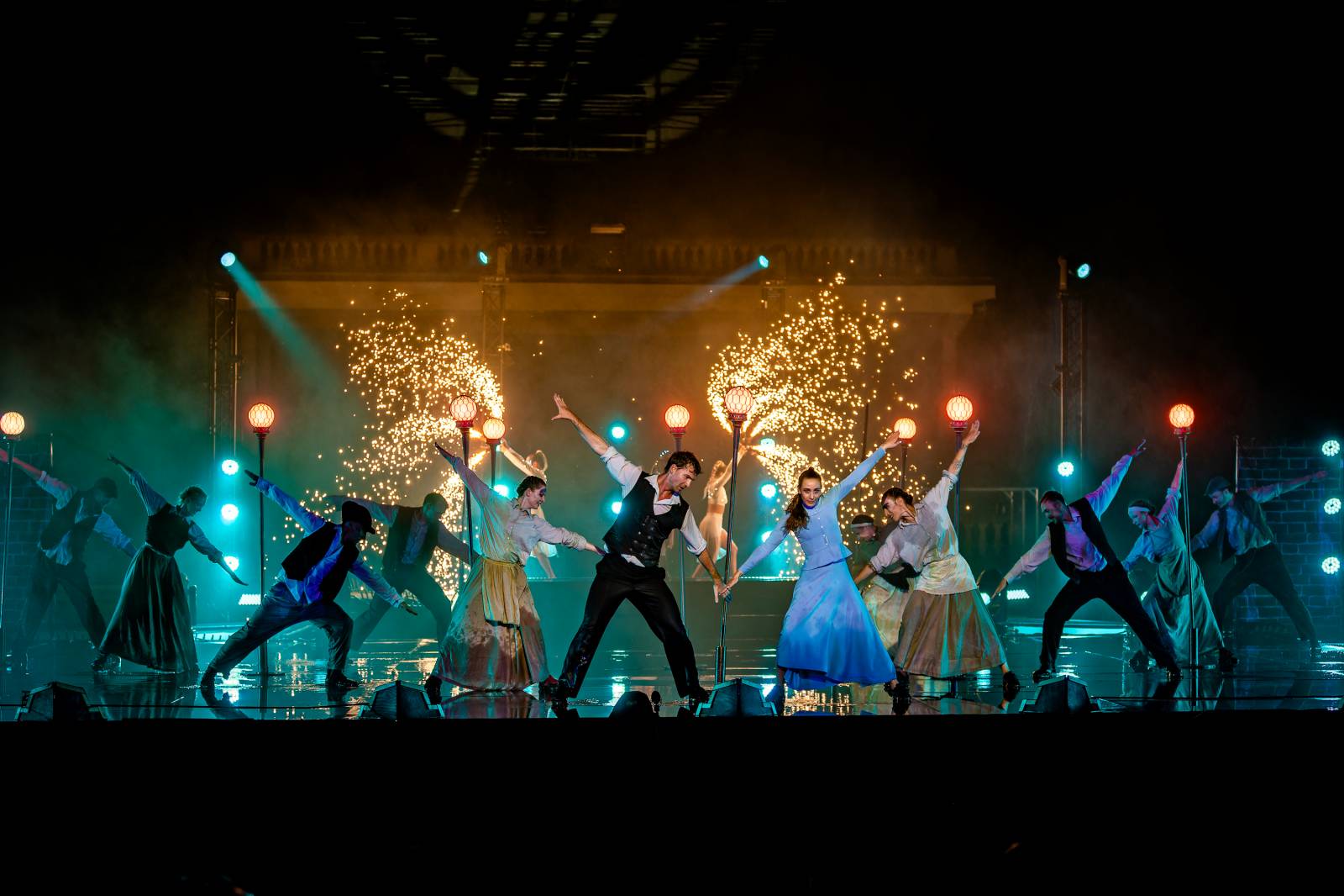 Fascinující spojení vody, světla, ohně a hudby. Show Magická fontána se loučí s Prahou