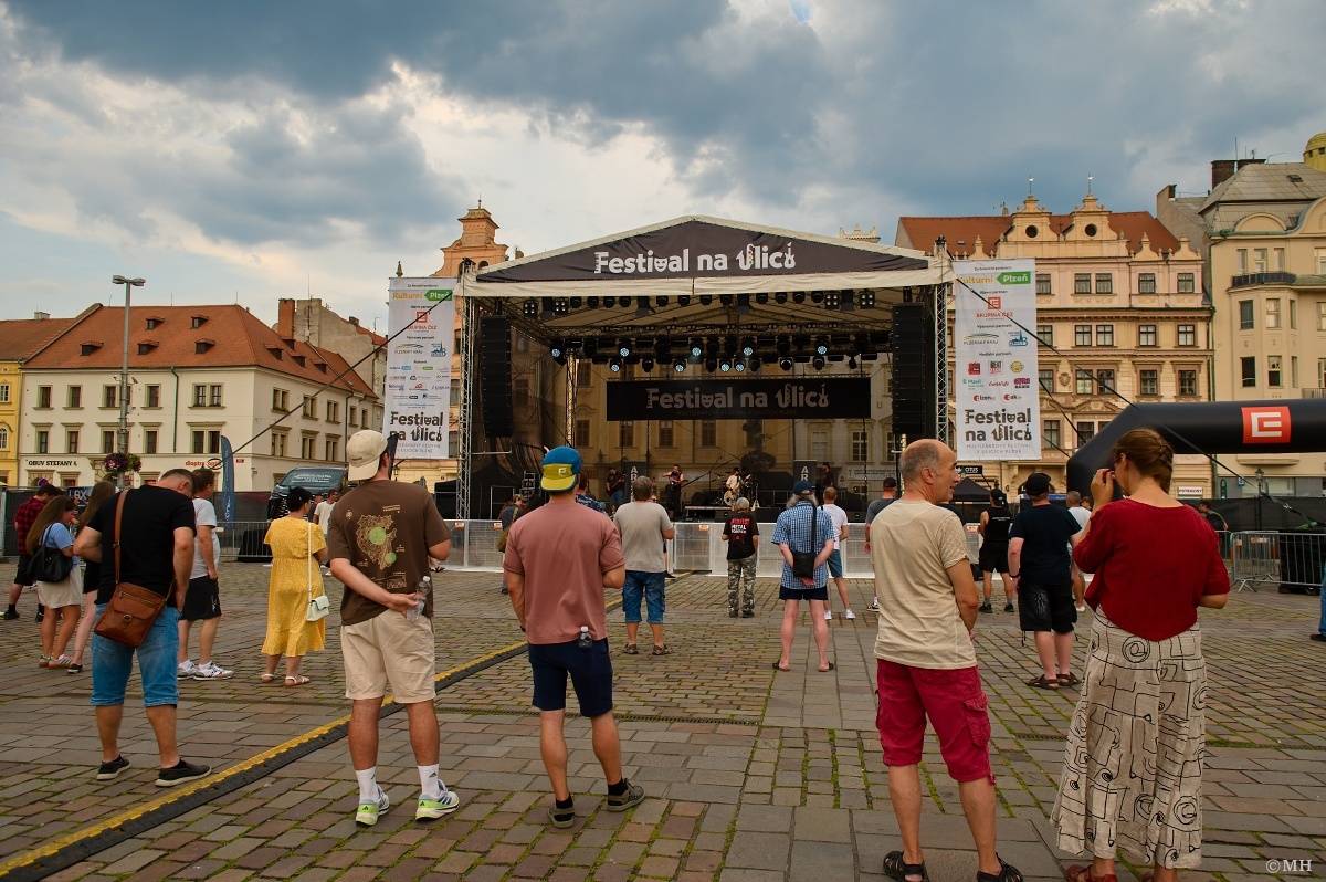 Odstartoval Festival na ulici. Do Plzně dorazili Geronimo, Nora, Pines In Flames i Odyssea