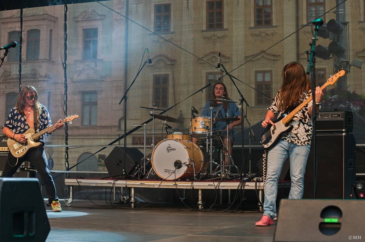 Odstartoval Festival na ulici. Do Plzně dorazili Geronimo, Nora, Pines In Flames i Odyssea