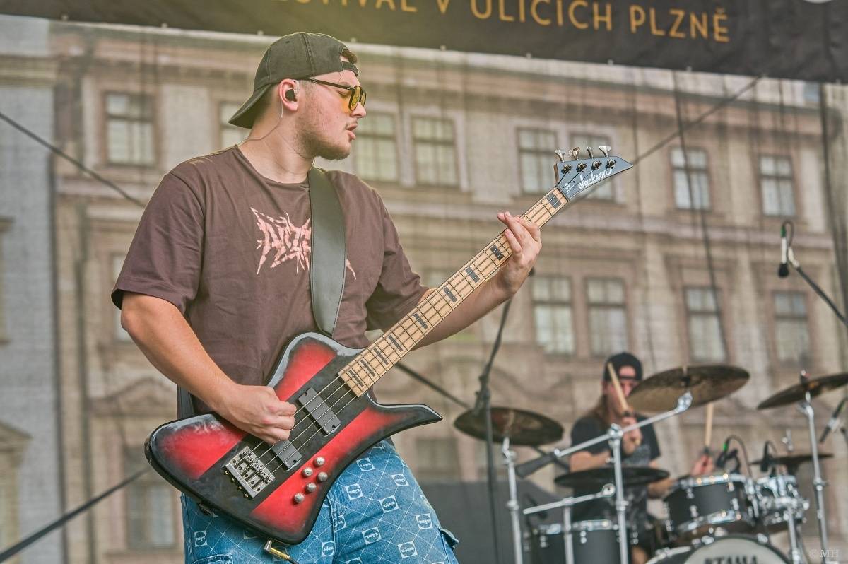 Odstartoval Festival na ulici. Do Plzně dorazili Geronimo, Nora, Pines In Flames i Odyssea