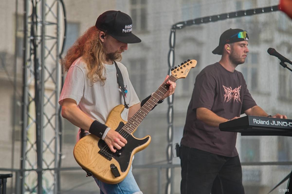 Odstartoval Festival na ulici. Do Plzně dorazili Geronimo, Nora, Pines In Flames i Odyssea