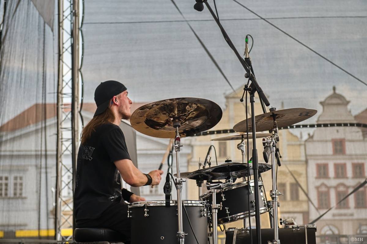 Odstartoval Festival na ulici. Do Plzně dorazili Geronimo, Nora, Pines In Flames i Odyssea