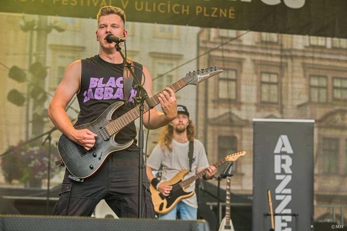 Odstartoval Festival na ulici. Do Plzně dorazili Geronimo, Nora, Pines In Flames i Odyssea