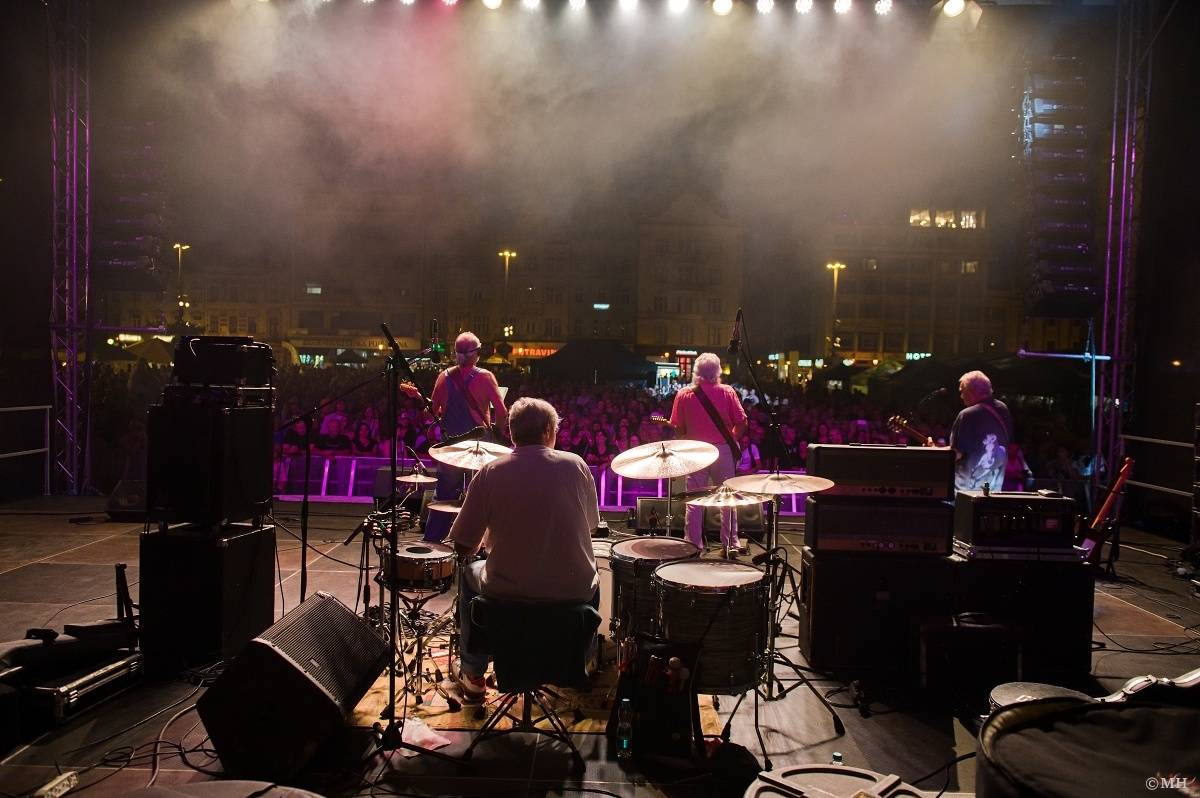 Odstartoval Festival na ulici. Do Plzně dorazili Geronimo, Nora, Pines In Flames i Odyssea