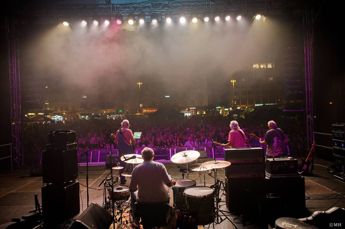 Odstartoval Festival na ulici. Do Plzně dorazili Geronimo, Nora, Pines In Flames i Odyssea