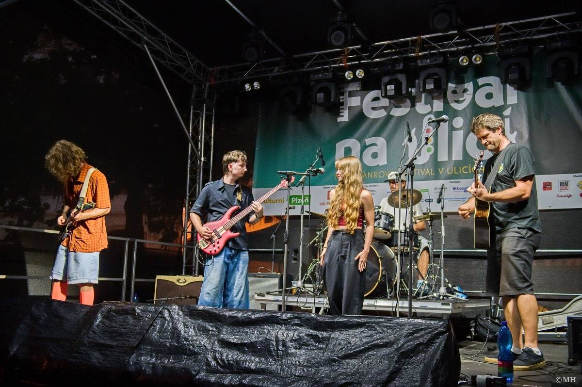 Odstartoval Festival na ulici. Do Plzně dorazili Geronimo, Nora, Pines In Flames i Odyssea