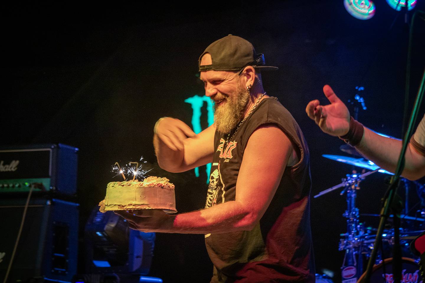 Šílený start Summer Punk Party ve Volyni. Do crowdsurfingu se zapojil člen ochranky Madball, Totální nasazení blahopřálo fanynce k narozeninám