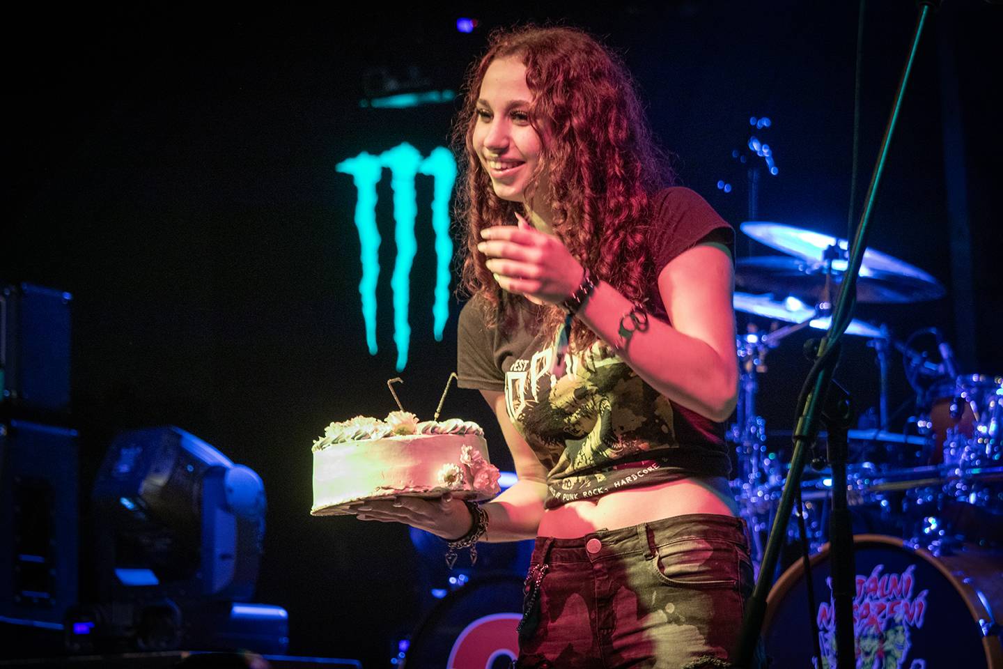 Šílený start Summer Punk Party ve Volyni. Do crowdsurfingu se zapojil člen ochranky Madball, Totální nasazení blahopřálo fanynce k narozeninám