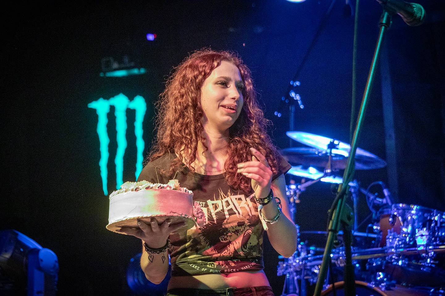 Šílený start Summer Punk Party ve Volyni. Do crowdsurfingu se zapojil člen ochranky Madball, Totální nasazení blahopřálo fanynce k narozeninám