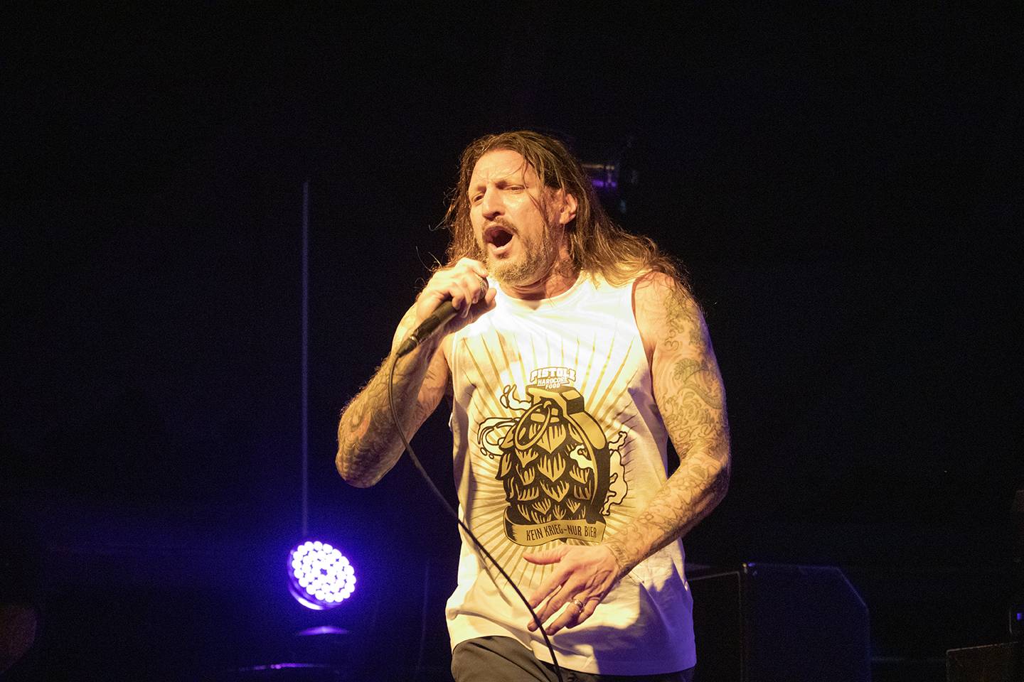 Šílený start Summer Punk Party ve Volyni. Do crowdsurfingu se zapojil člen ochranky Madball, Totální nasazení blahopřálo fanynce k narozeninám