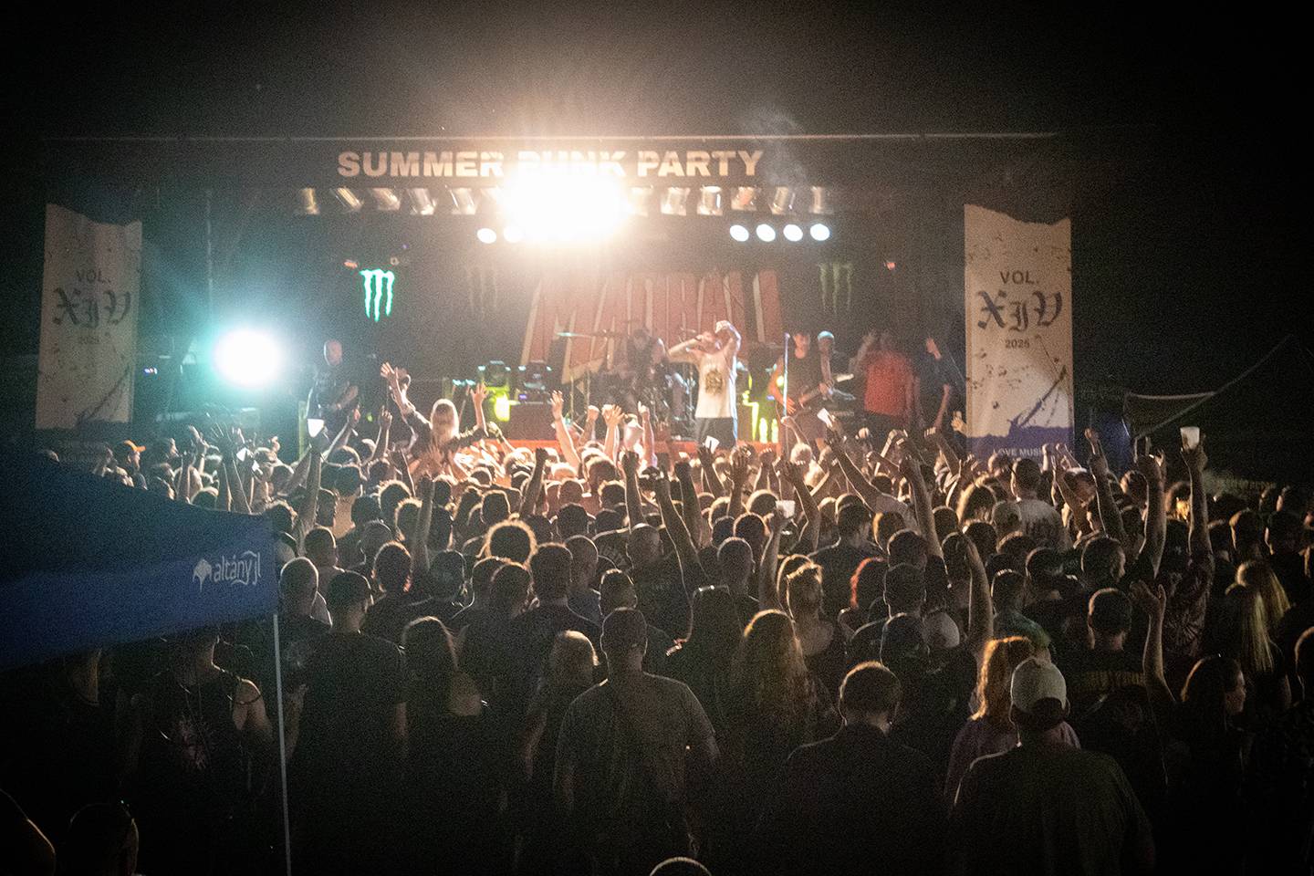 Šílený start Summer Punk Party ve Volyni. Do crowdsurfingu se zapojil člen ochranky Madball, Totální nasazení blahopřálo fanynce k narozeninám