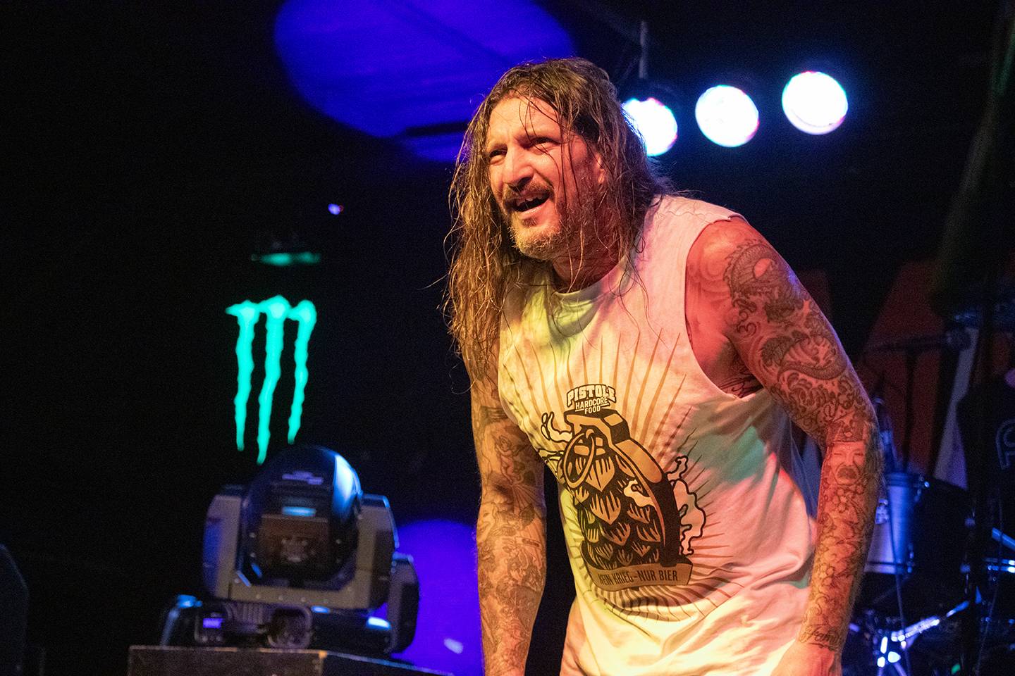 Šílený start Summer Punk Party ve Volyni. Do crowdsurfingu se zapojil člen ochranky Madball, Totální nasazení blahopřálo fanynce k narozeninám