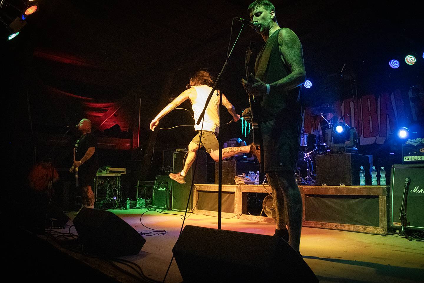 Šílený start Summer Punk Party ve Volyni. Do crowdsurfingu se zapojil člen ochranky Madball, Totální nasazení blahopřálo fanynce k narozeninám