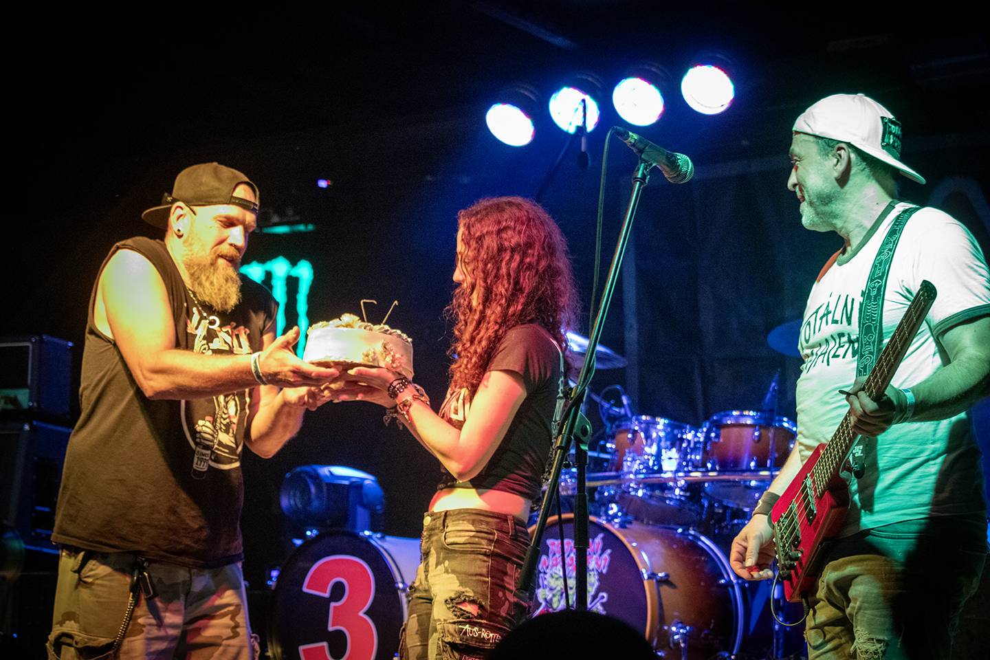 Šílený start Summer Punk Party ve Volyni. Do crowdsurfingu se zapojil člen ochranky Madball, Totální nasazení blahopřálo fanynce k narozeninám