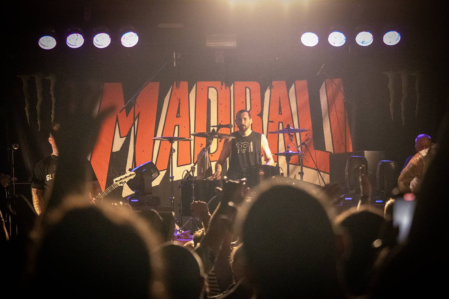 Šílený start Summer Punk Party ve Volyni. Do crowdsurfingu se zapojil člen ochranky Madball, Totální nasazení blahopřálo fanynce k narozeninám