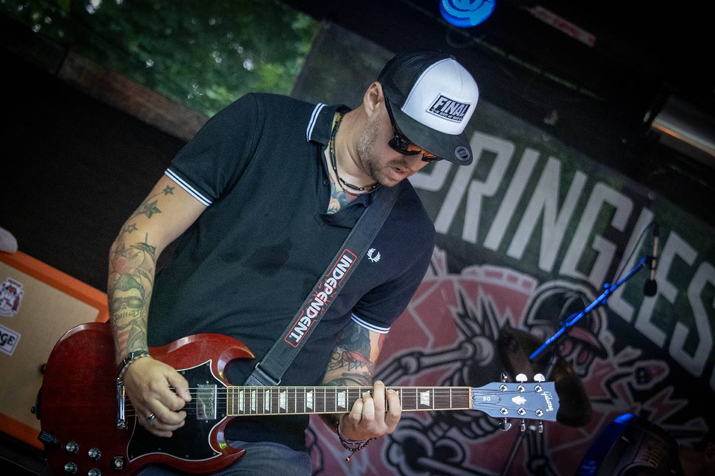 Šílený start Summer Punk Party ve Volyni. Do crowdsurfingu se zapojil člen ochranky Madball, Totální nasazení blahopřálo fanynce k narozeninám