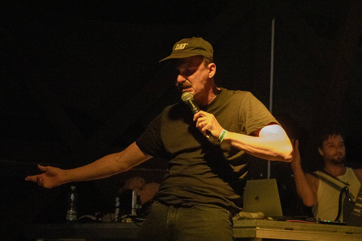 Šílený start Summer Punk Party ve Volyni. Do crowdsurfingu se zapojil člen ochranky Madball, Totální nasazení blahopřálo fanynce k narozeninám