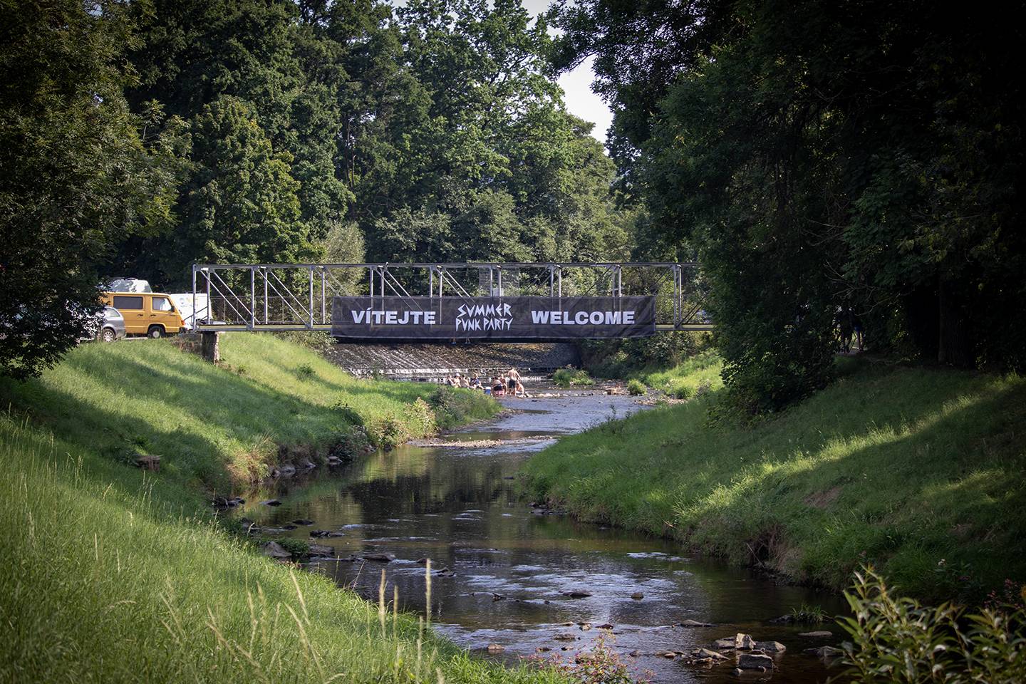 Šílený start Summer Punk Party ve Volyni. Do crowdsurfingu se zapojil člen ochranky Madball, Totální nasazení blahopřálo fanynce k narozeninám